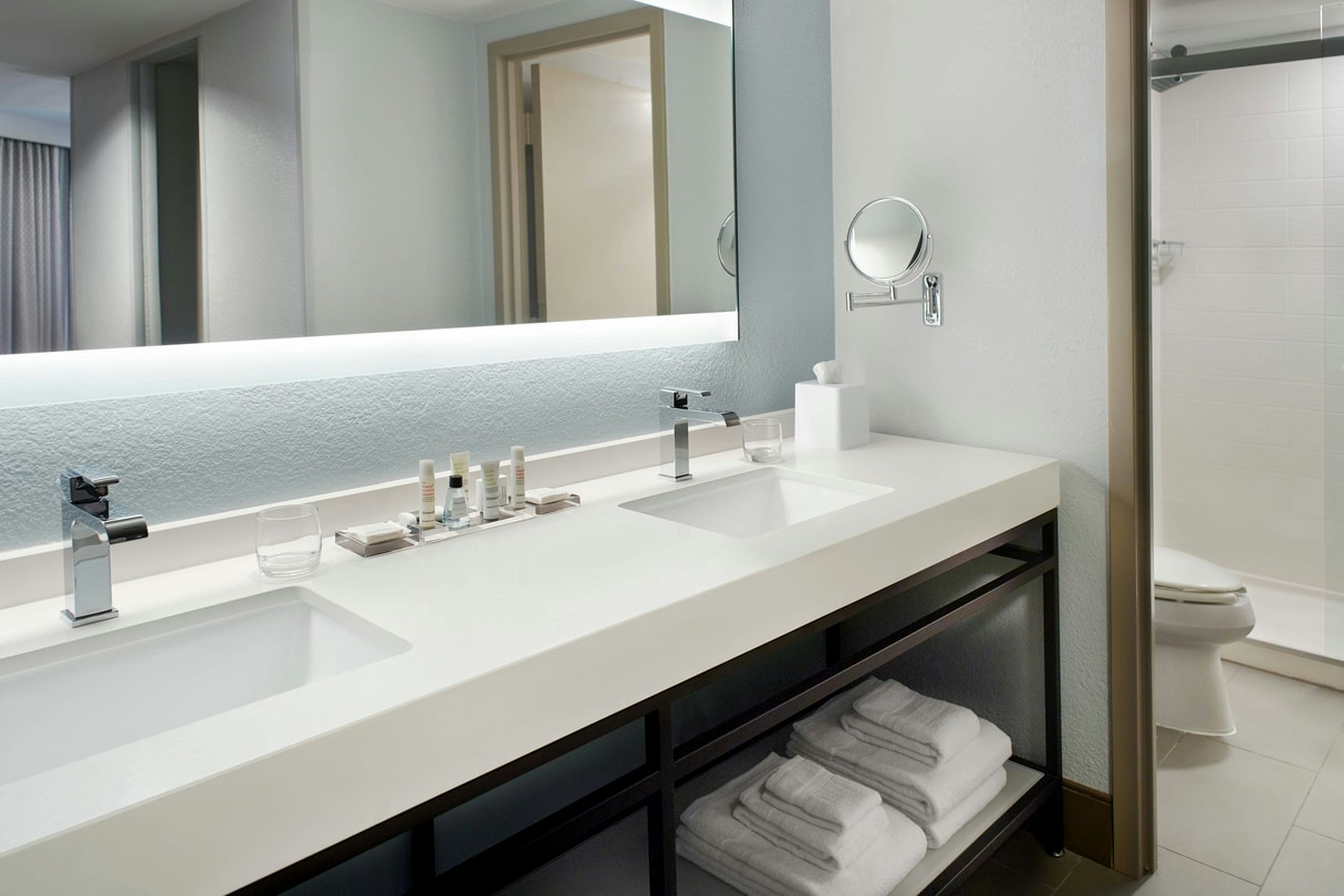 جناح جونيور بسرير كينج، Atlanta Evergreen Lakeside Resort 2/3