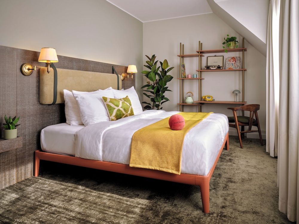 ROOM, LARGE