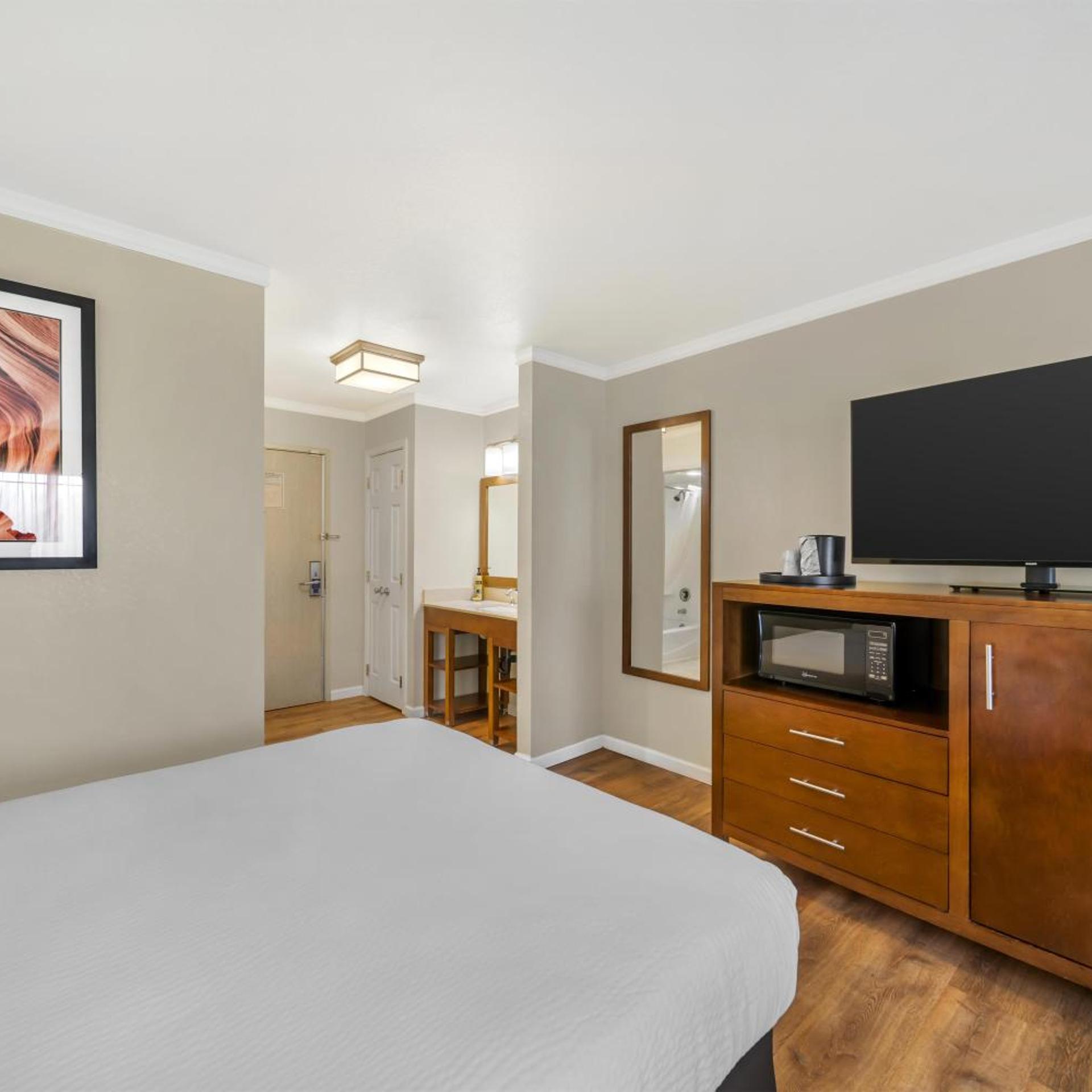 غرفة بسريرين كوين بشرفة، Best Western Plus Northwoods Inn 2/4