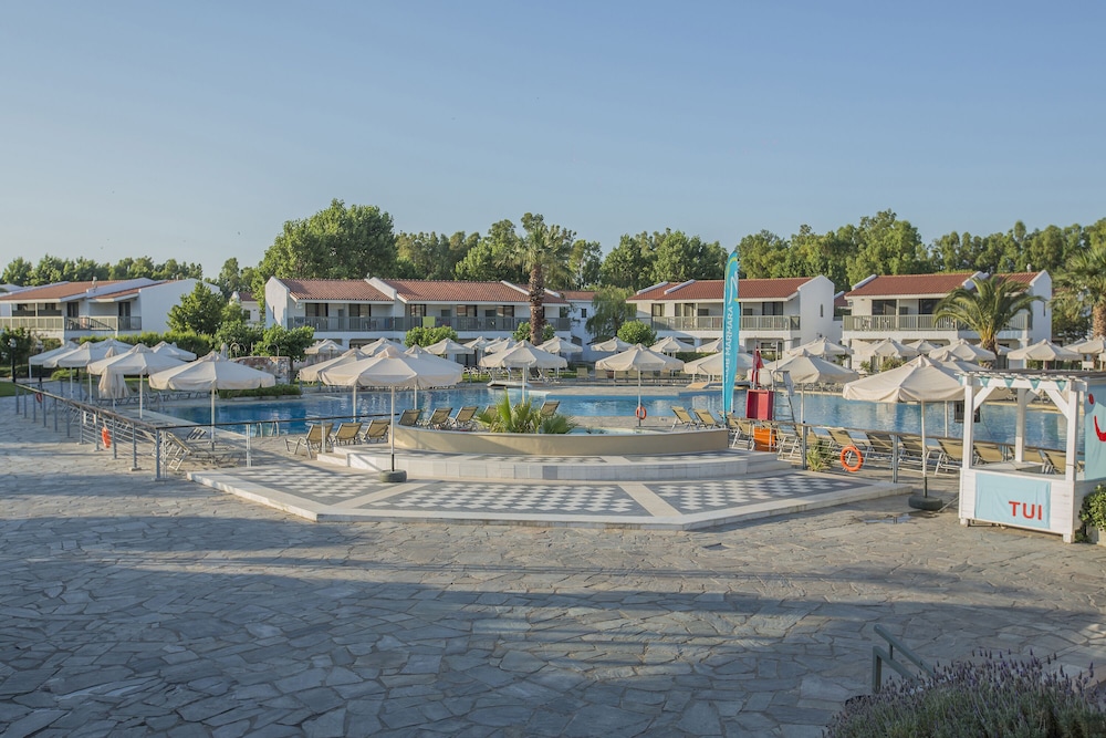 Golden Coast Hotel and Bungalows 64/75