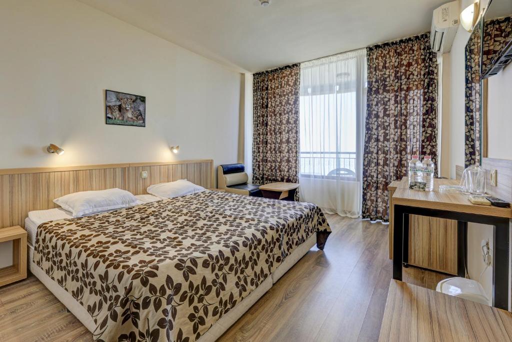 غرفة قياسية بسرير مزدوج بإطلالة على البحر، Hotel Shipka 2/2