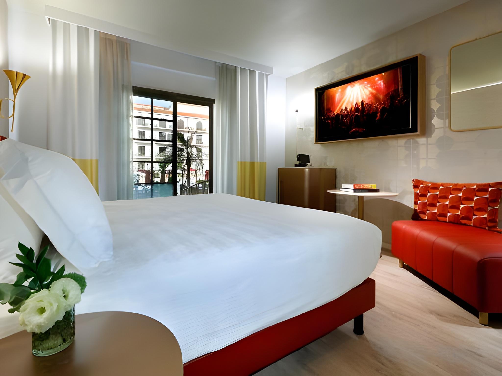 Deluxe, King and Twin Beds