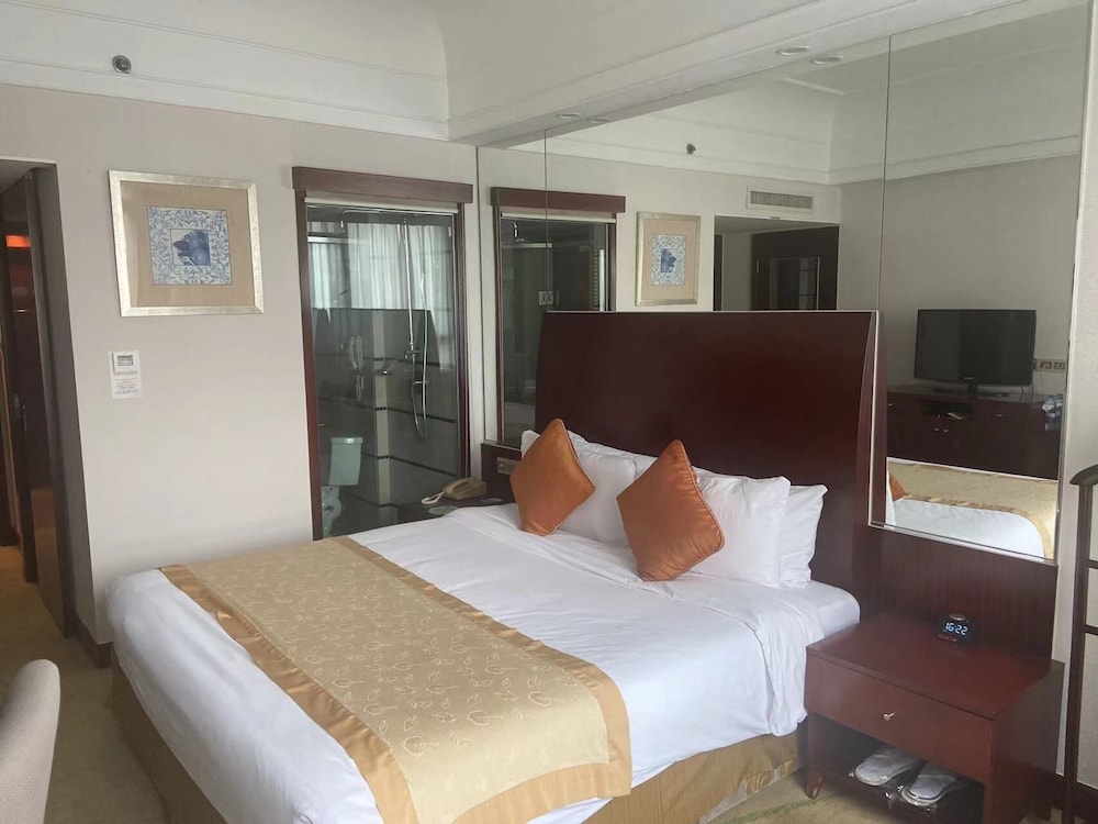 DELUXE KING ROOM