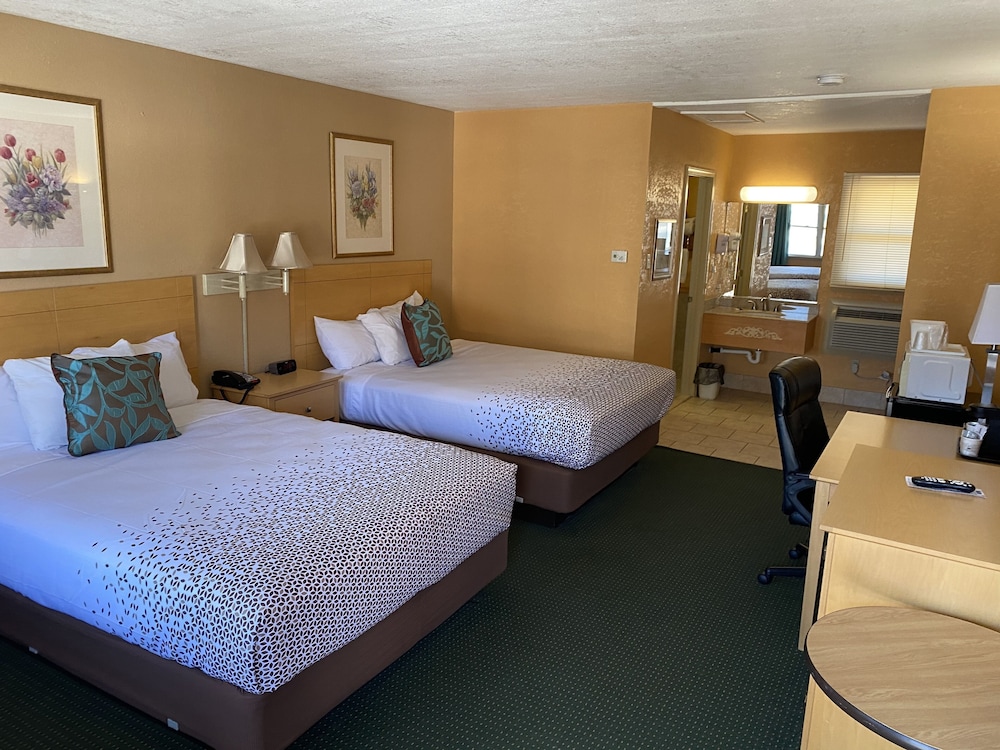 QUIET CORNER INN 15/53