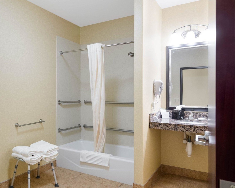 Comfort Suites Topeka Northwest 31/32