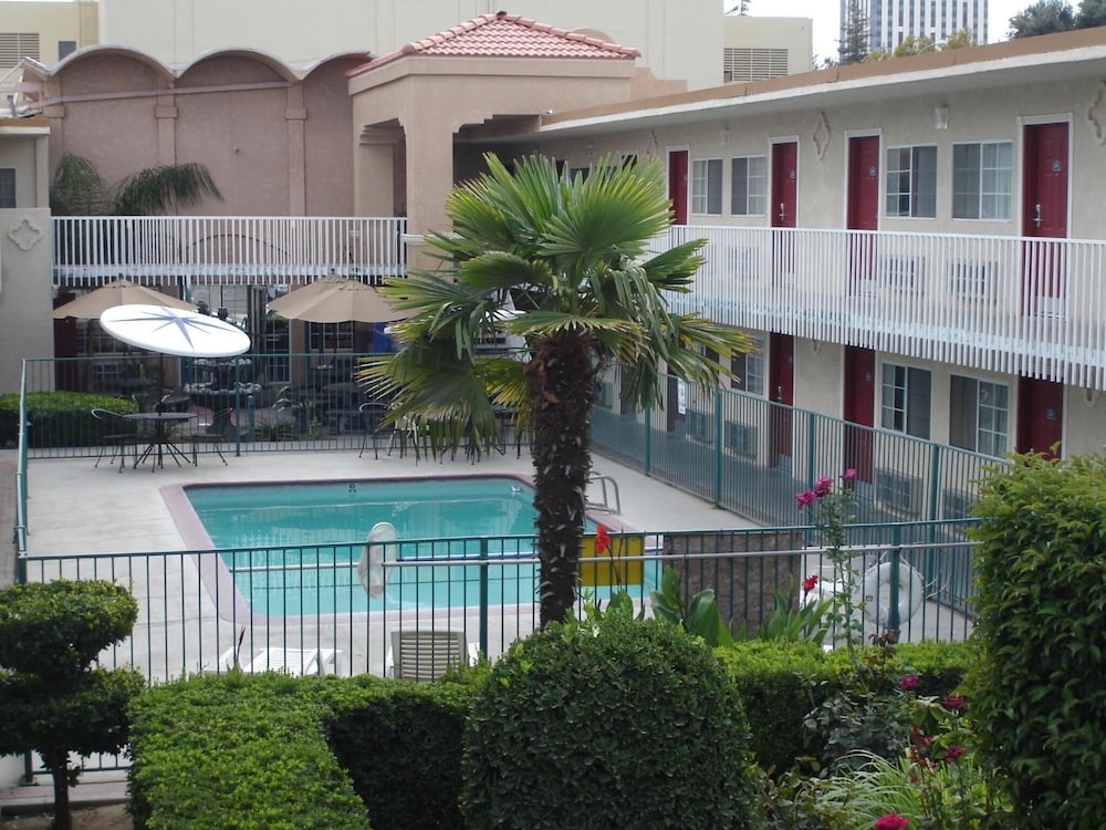 Dream Inn Fresno 4/50