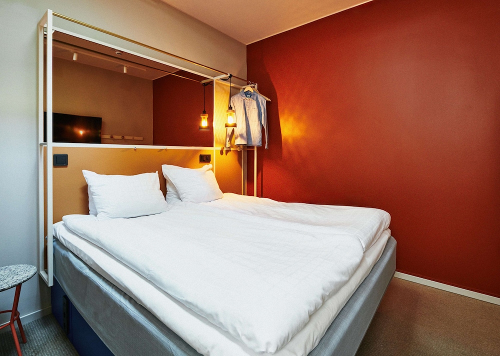 STANDARD, QUEEN BED, NO WINDOW