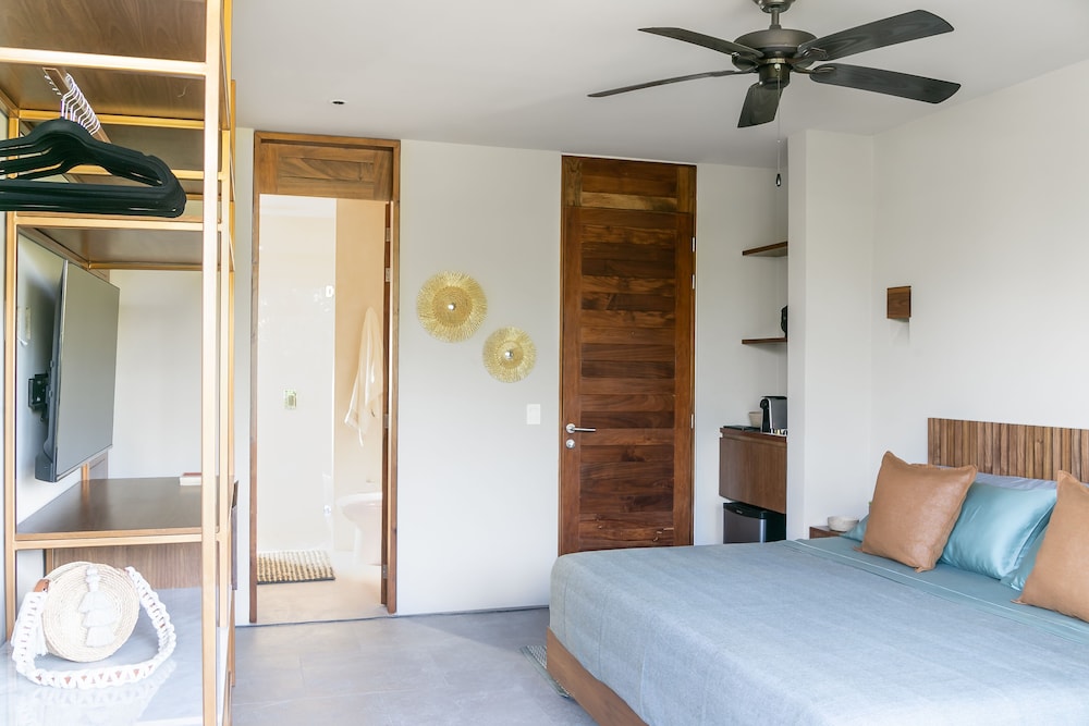 LUXURY, APARTMENT, KING BED, SOFA