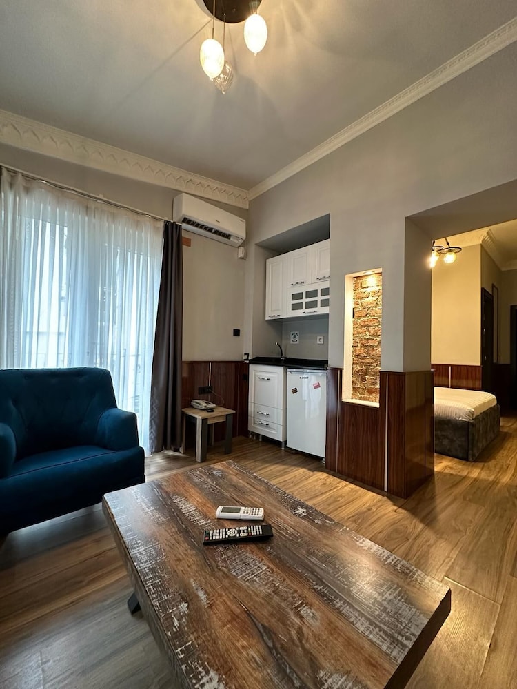 Royal Garden Suite Hotel 29/45