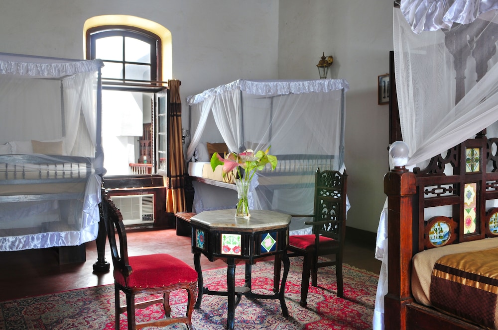Dhow Palace Hotel 58/75