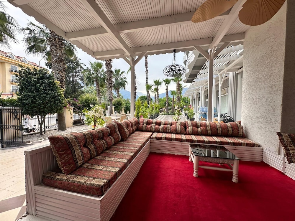 Larissa Inn 31/50