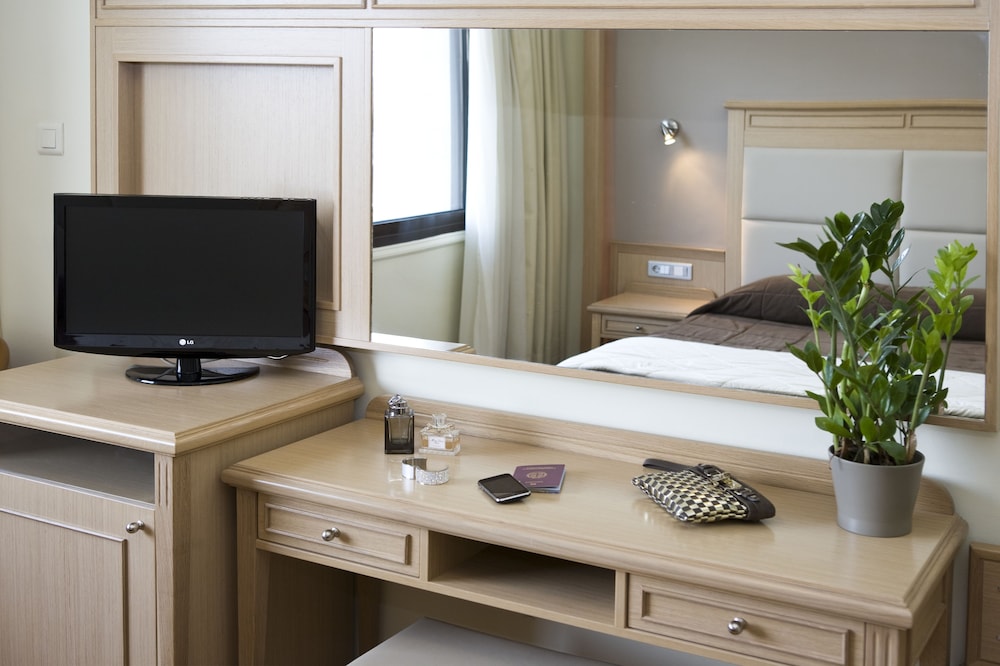 Parnon Hotel 38/45