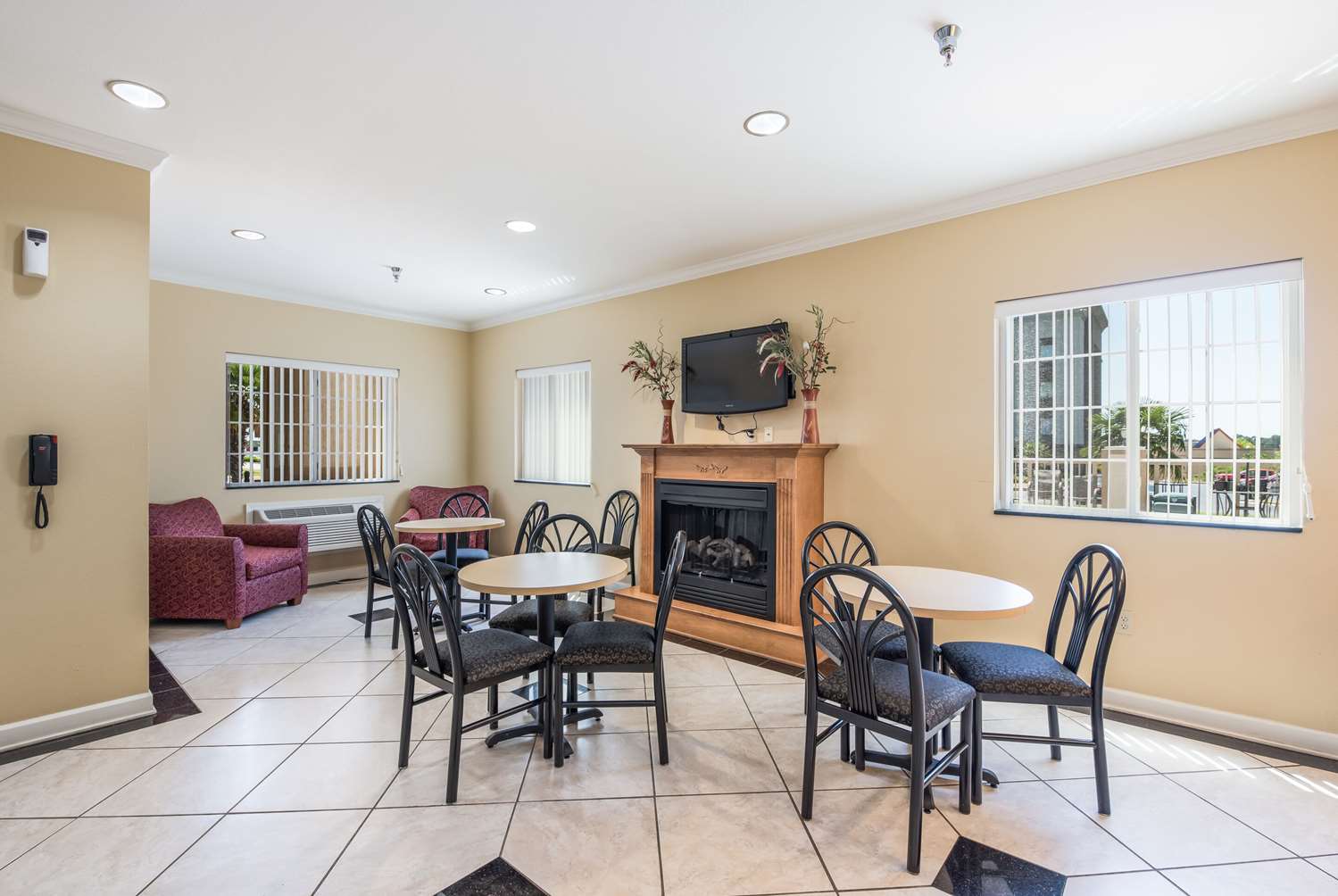 Econo Lodge Inn and Suites Bryant 8/9