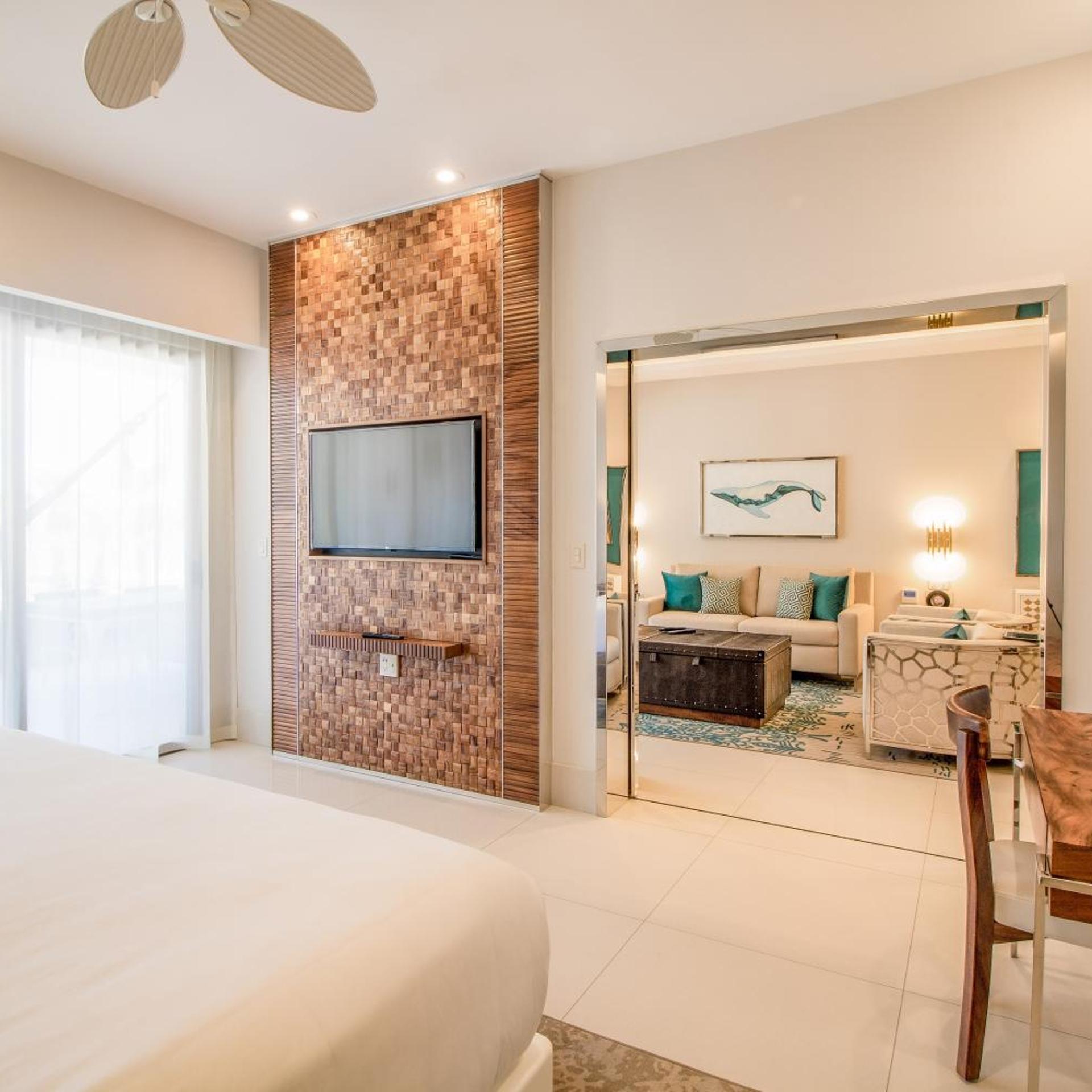 غرفة بسرير كينج وسريرين كوين بإطلالة على البحر بغرفتي نوم، Garza Blanca Resort Spa Los Cabos 5/7
