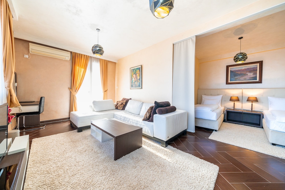 1 BEDROOM, SUPERIOR