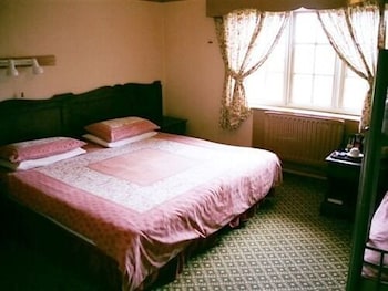The Fox &amp; Hounds Hotel 7/36