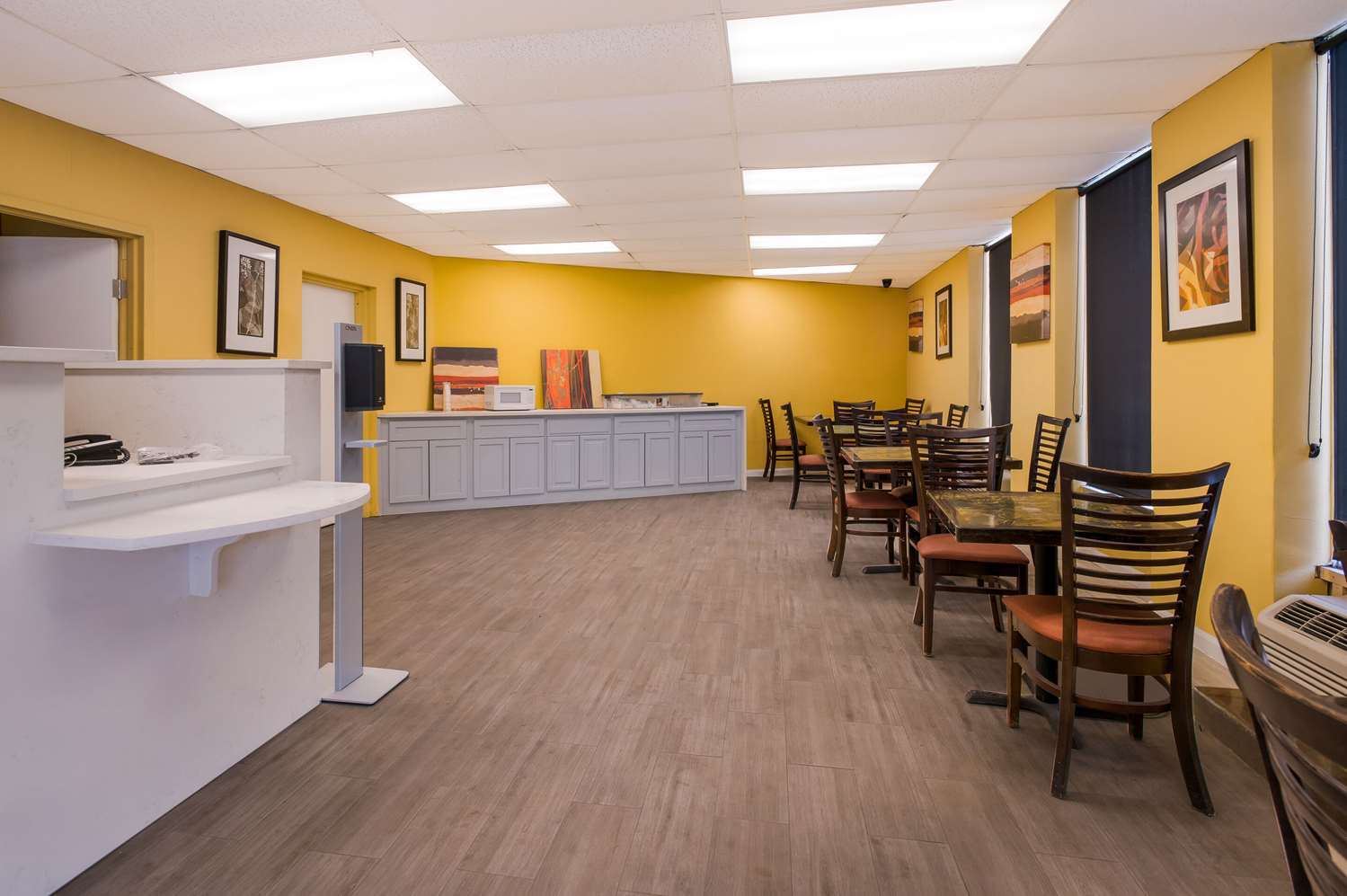 Econo Lodge Gretna - New Orleans 13/22