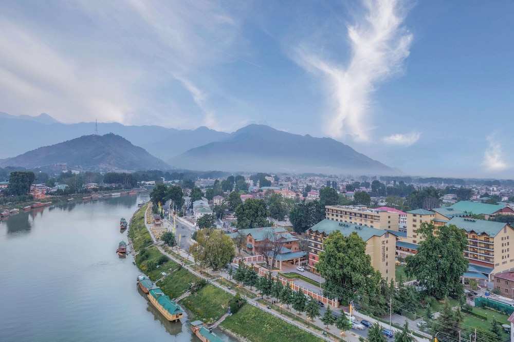 Radisson Collection Hotel & Spa, Riverfront Srinagar 45/50