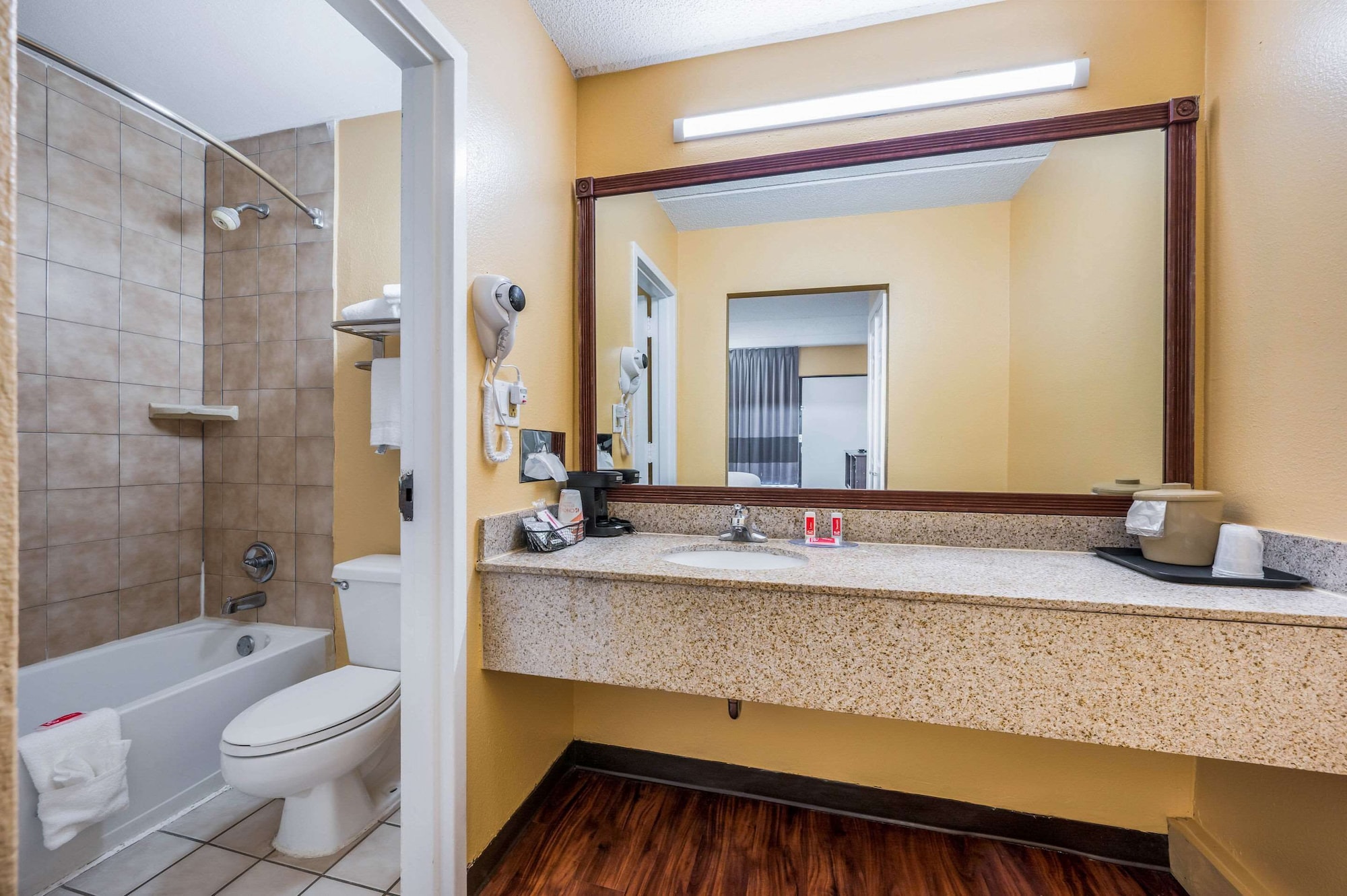 Standard, King Bed, Smoking, Econo Lodge Columbus near Airport 6/6
