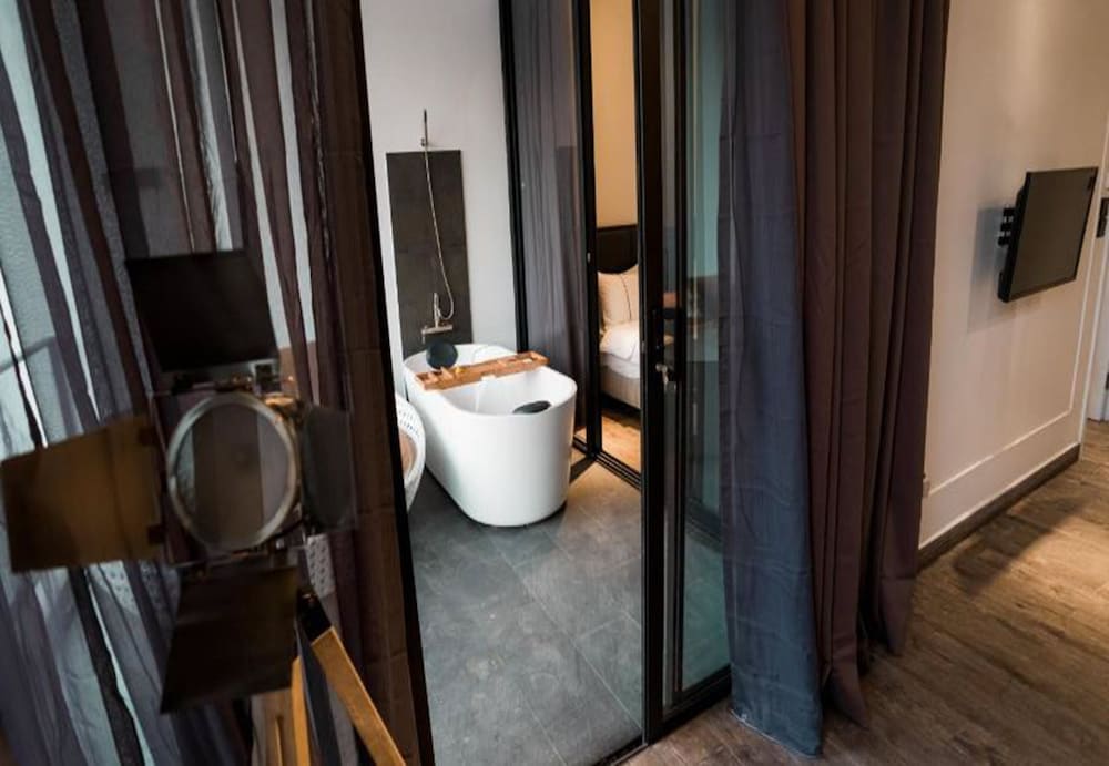 White Boutique Hotel and Residences 38/72