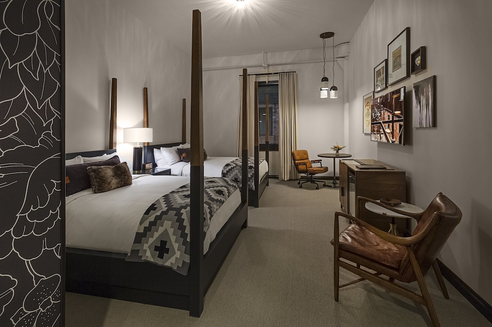 ATRIUM, 2 QUEEN BEDS