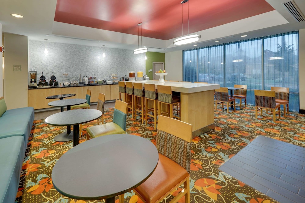 La Quinta Inn & Suites by Wyndham Starkville at MSU 40/53