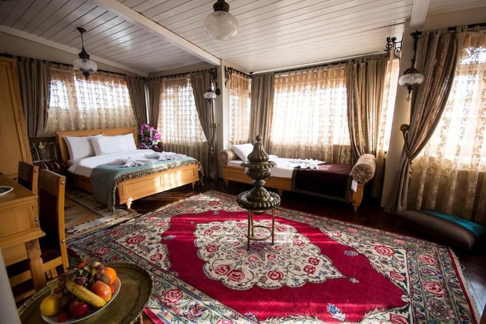 غرفة ديلوكس رباعية بسرير كوين وسرير فردي مع أريكة