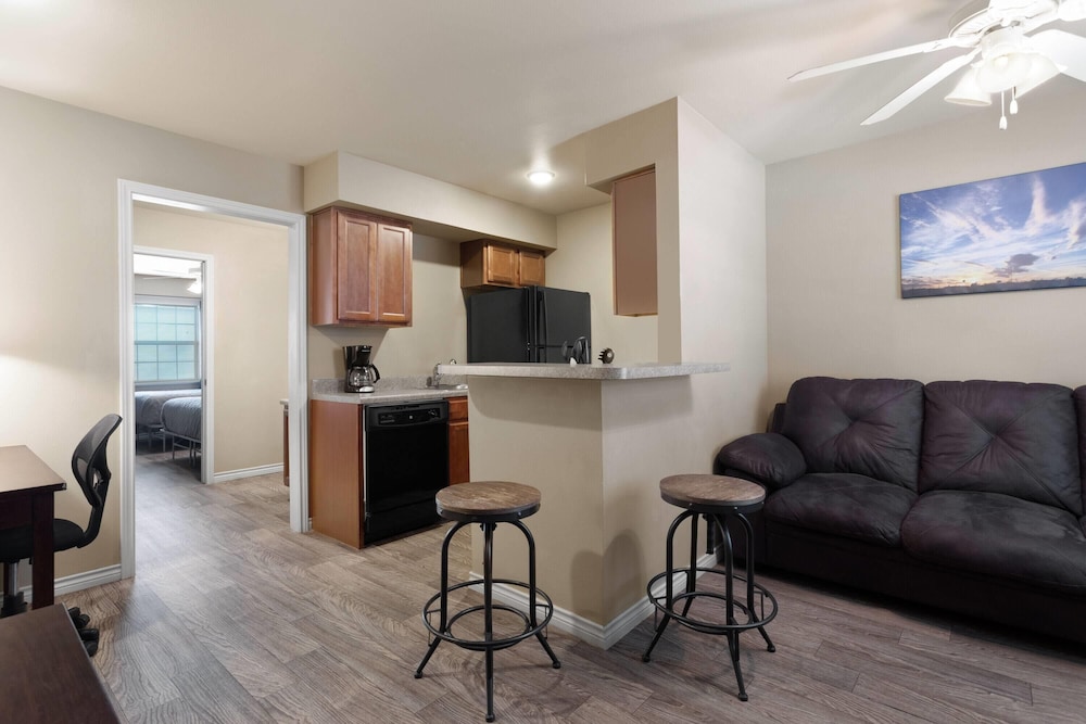 Eagle's Den Suites Andrews a Travelodge by Wyndham 32/55