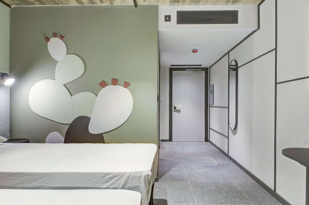 غرفة قياسية بسرير مزدوج بإطلالة على الفناء، ibis Styles ST Pauls Bay Malta 4/7