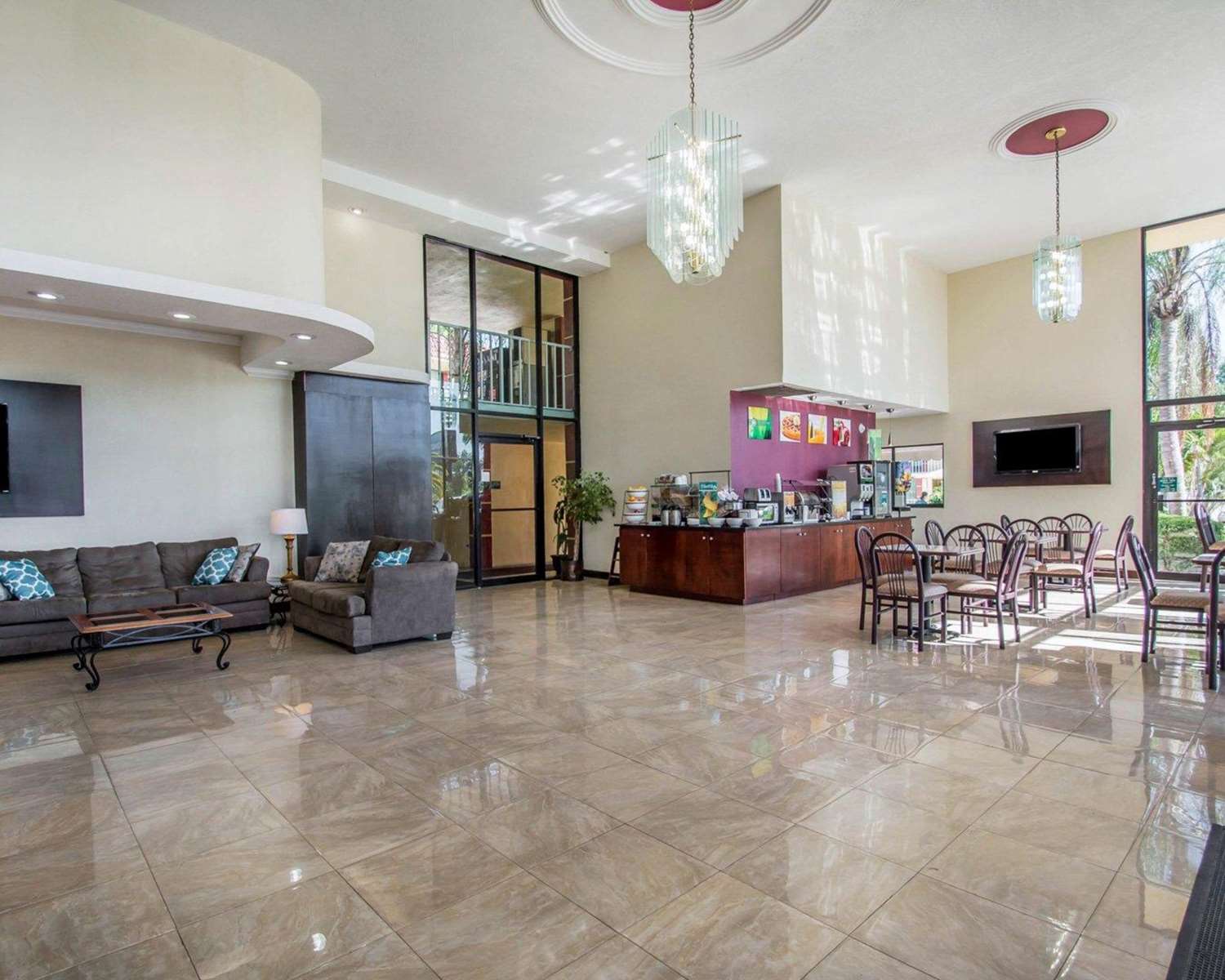 Quality Inn & Suites At Tropicana Field 26/39