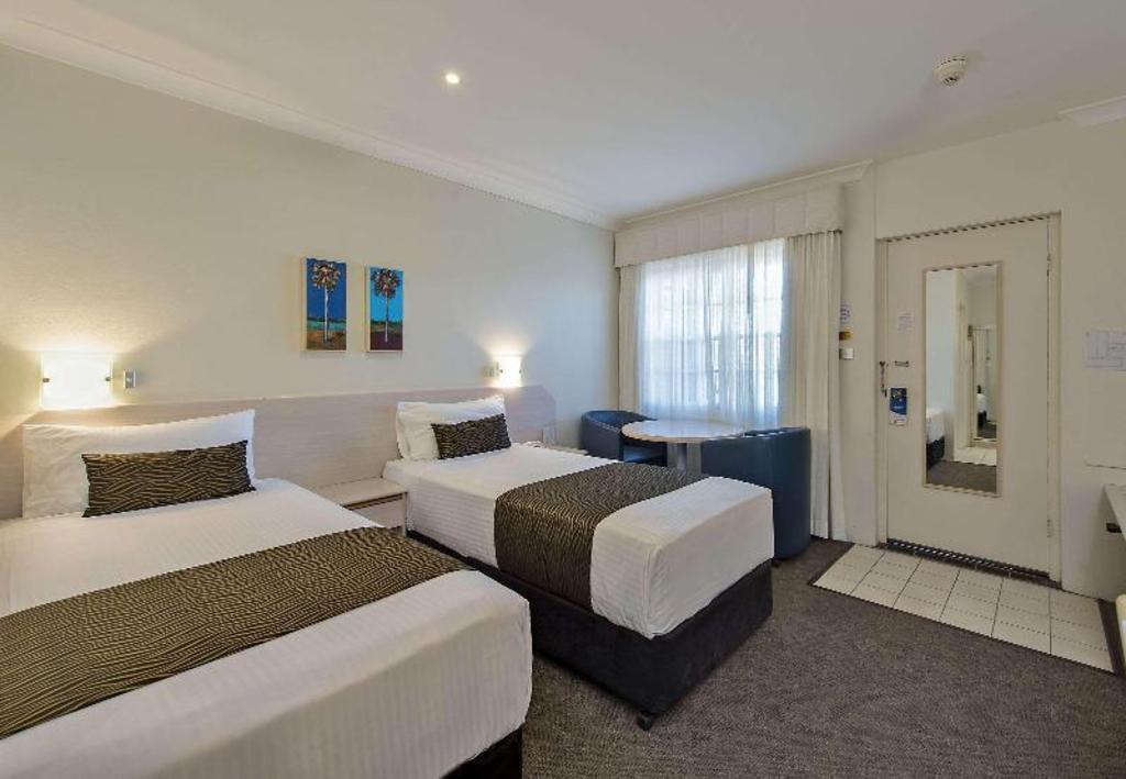 ROOM, 1 QUEEN AND 1 SINGLE BED