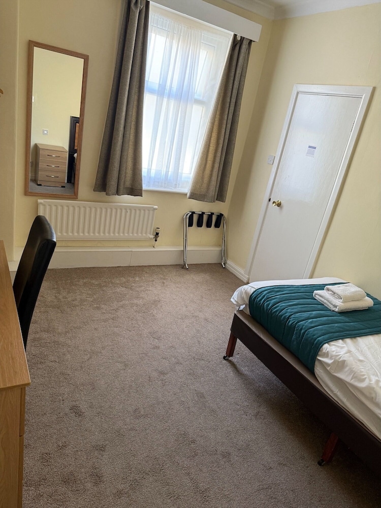 ROOM, SINGLE