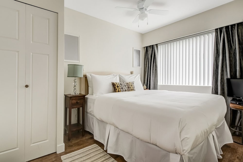 The Rosellen Suites At Stanley Park 25/74
