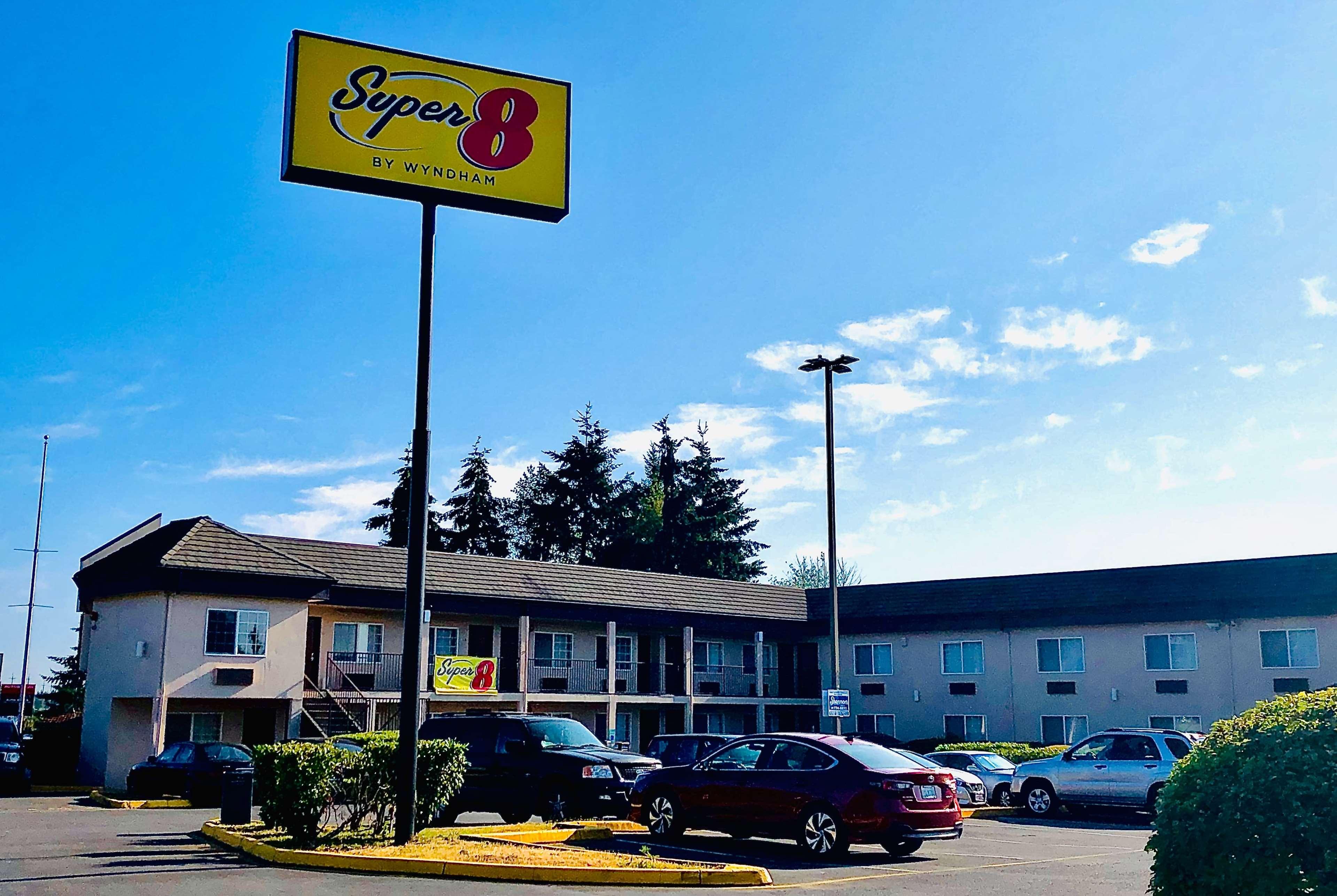 Super 8 By Wyndham Lynnwood 16/17