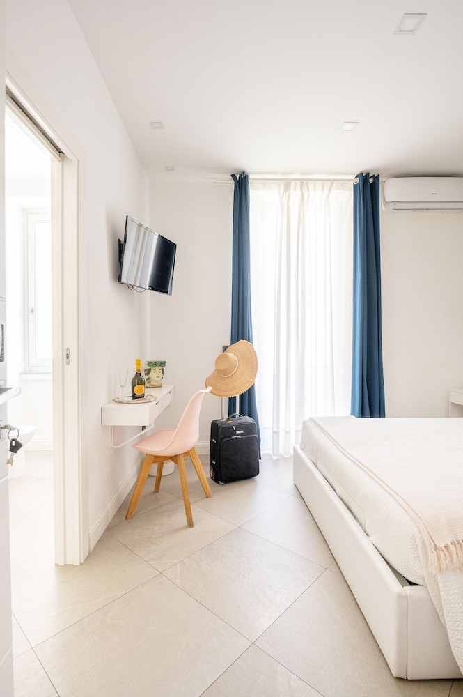 DELUXE, DOUBLE BED