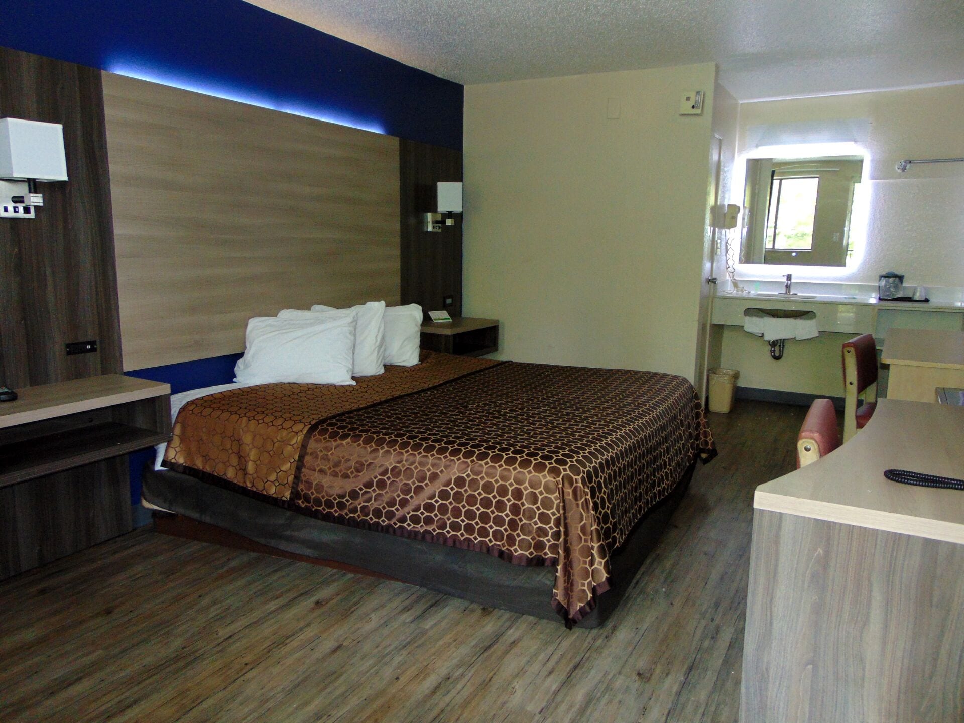 ROOM, SINGLE