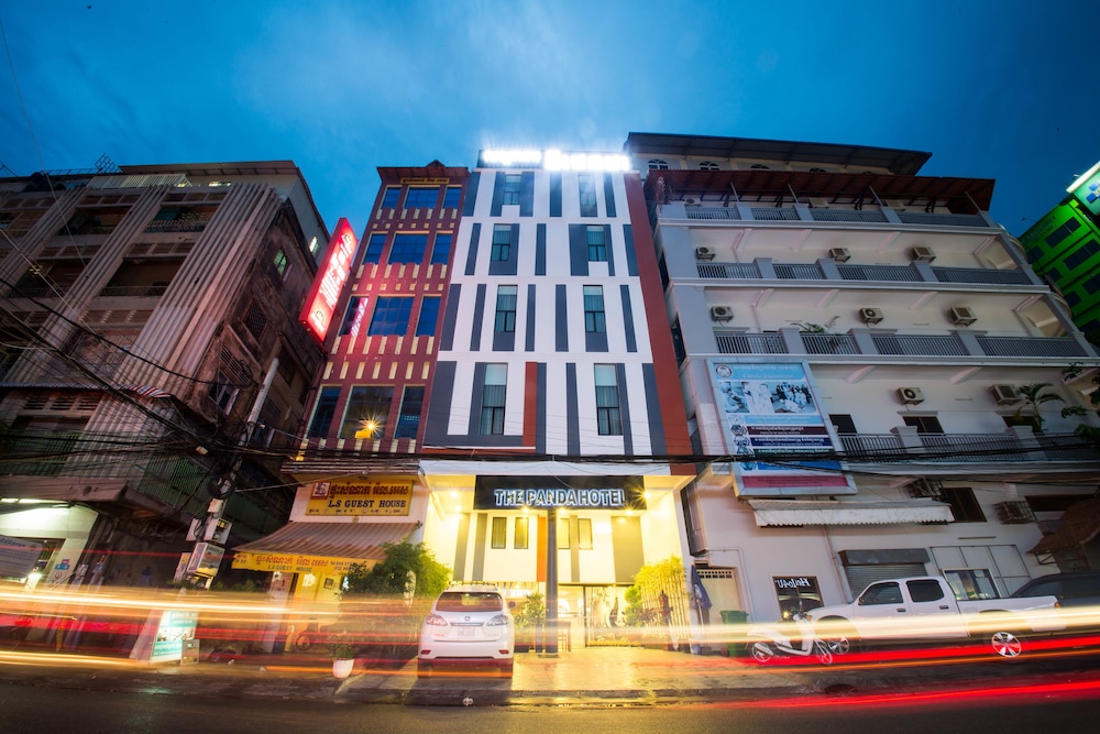 The Panda Hotel 1/55