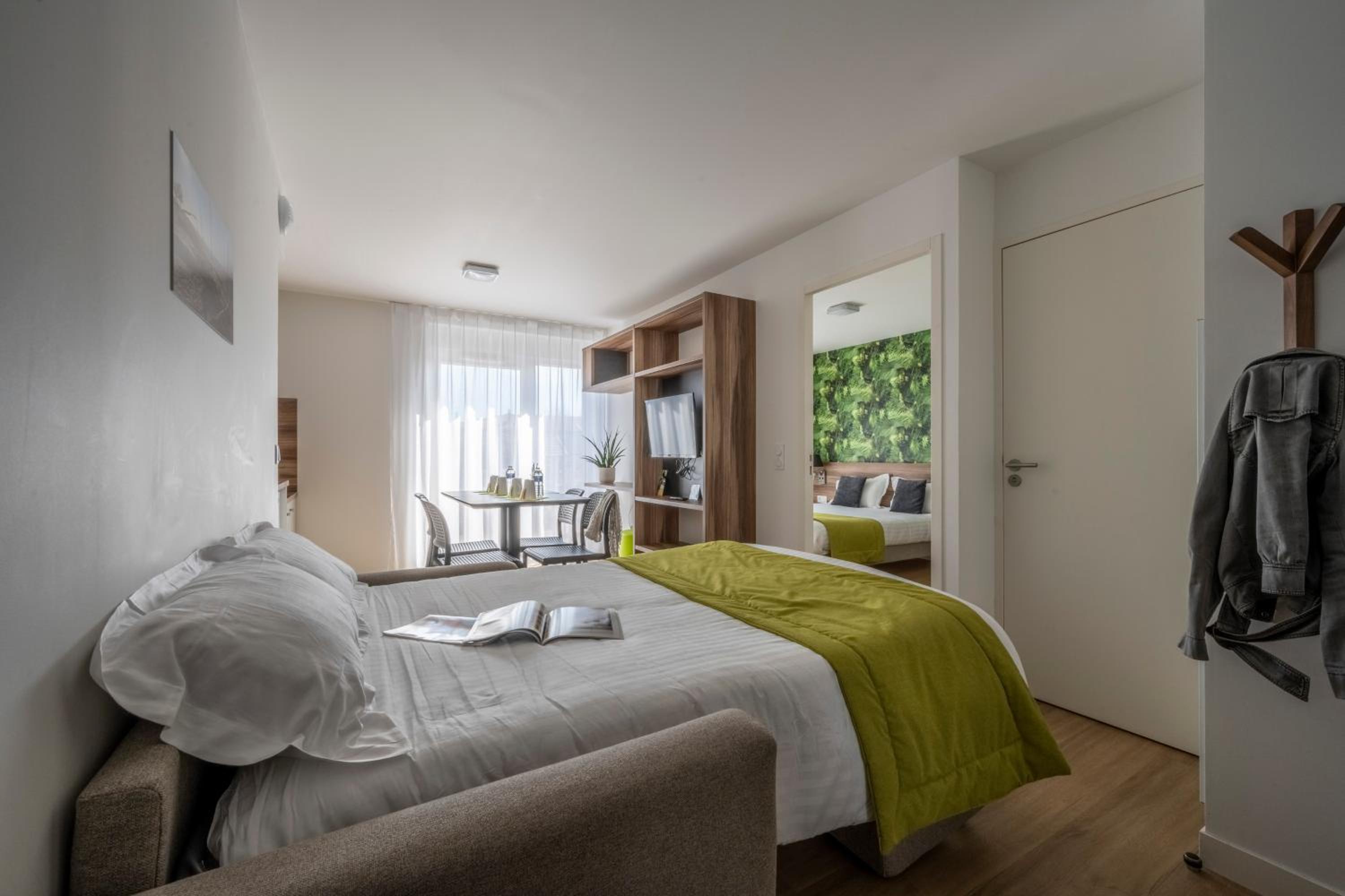 ATHOME RESIDENCE ET SPA 8/40