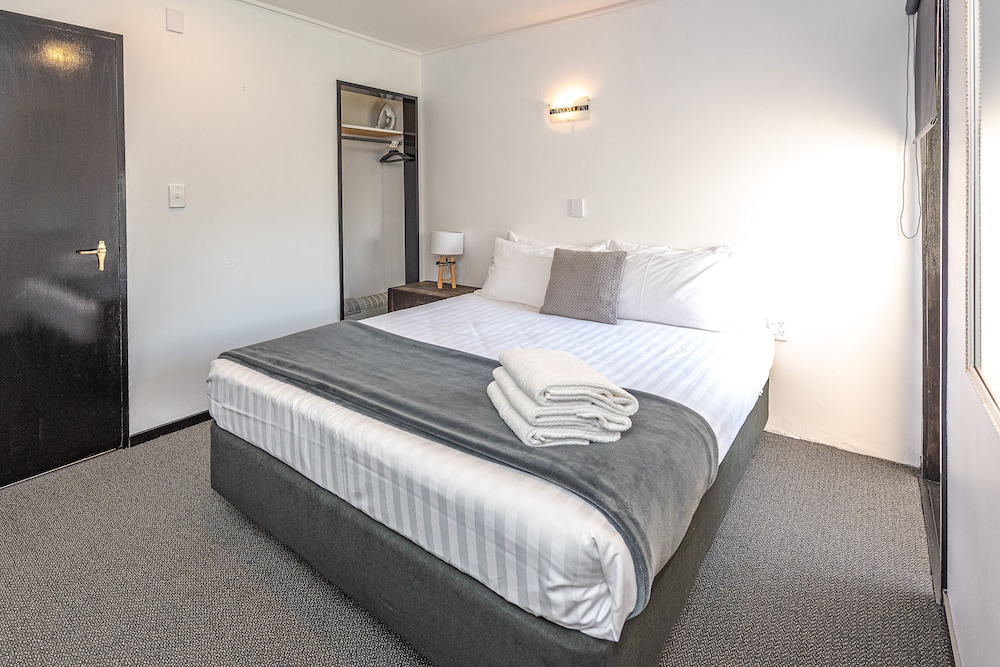BURWOOD MANOR MOTEL 24/50