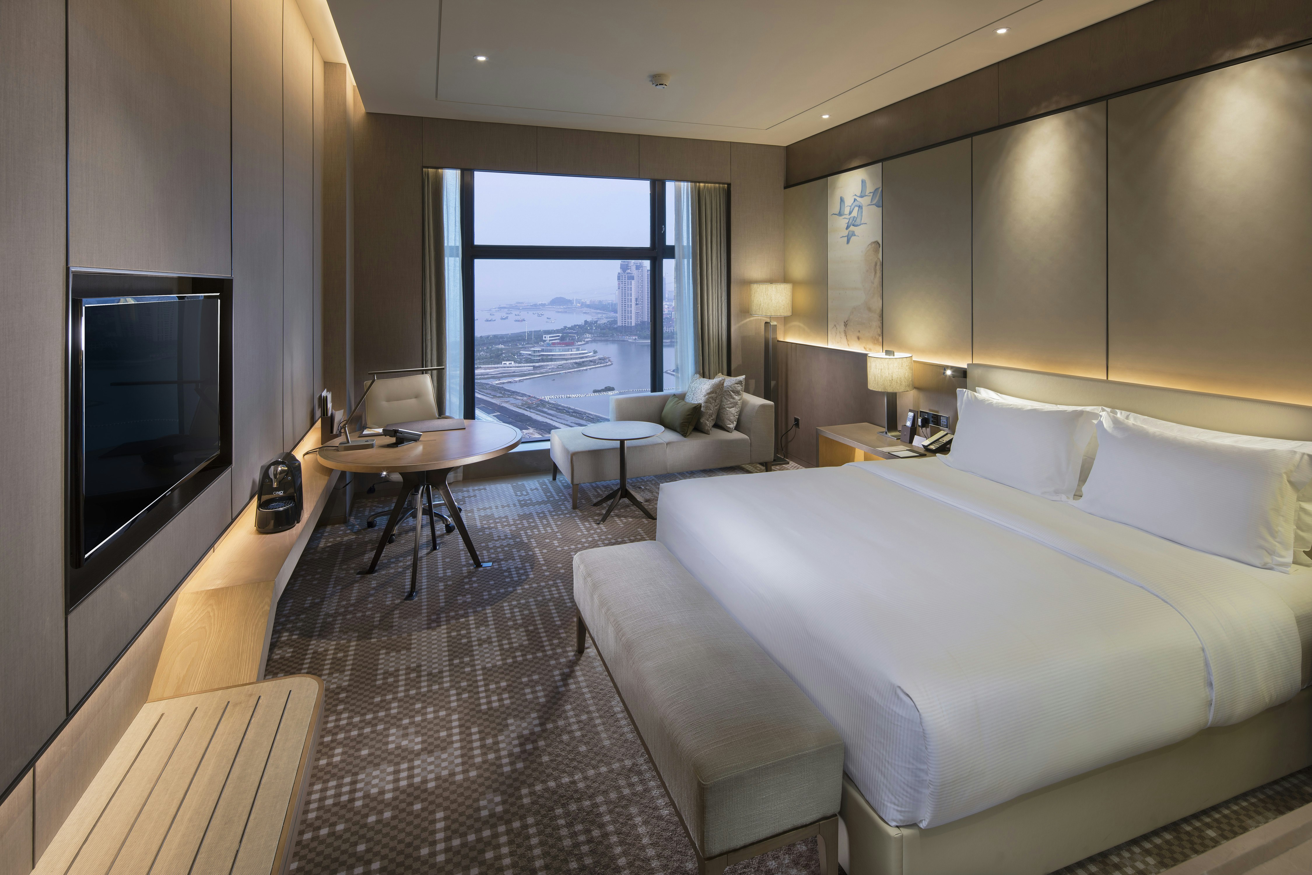 EXECUTIVE, KING BED, BAY VIEW