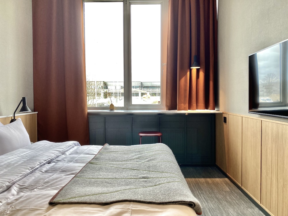 ROOM, QUEEN BED