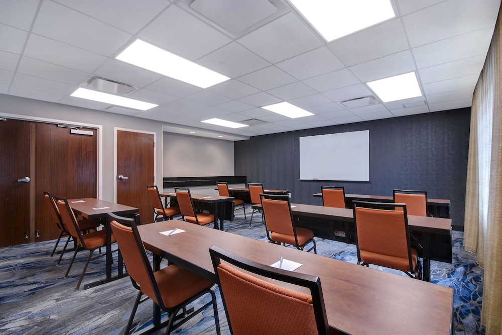 Fairfield Inn Amp Suites By Marriott Rochester West Greece 44/50