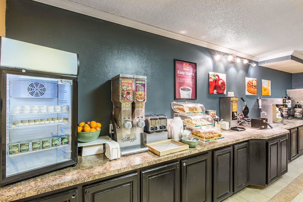 Econo Lodge Inn & Suites Riverside Corona 30/34