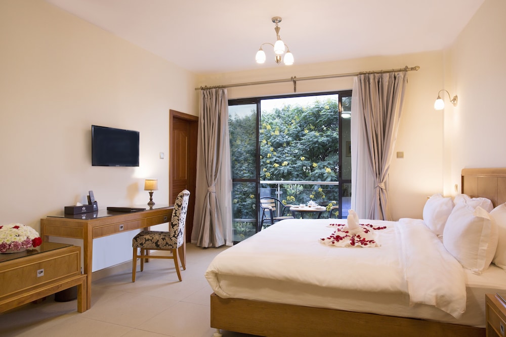 Lotos Inn Suites 38/70