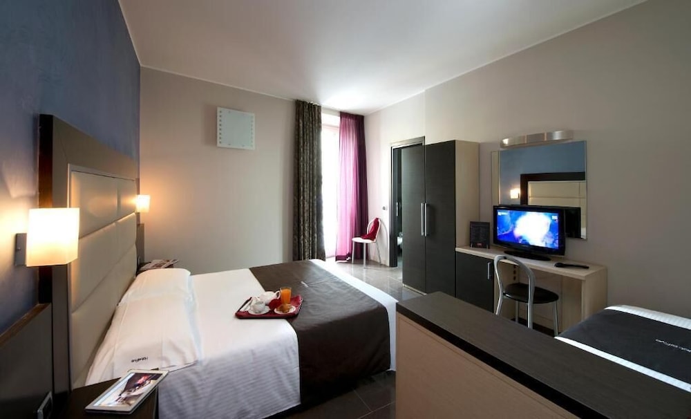 Hotel Five 6/51