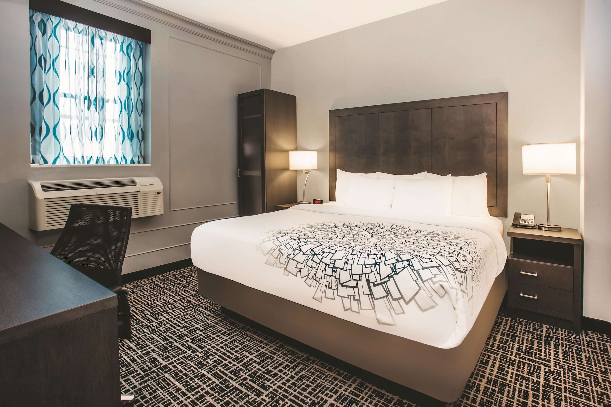 DELUXE, KING BED