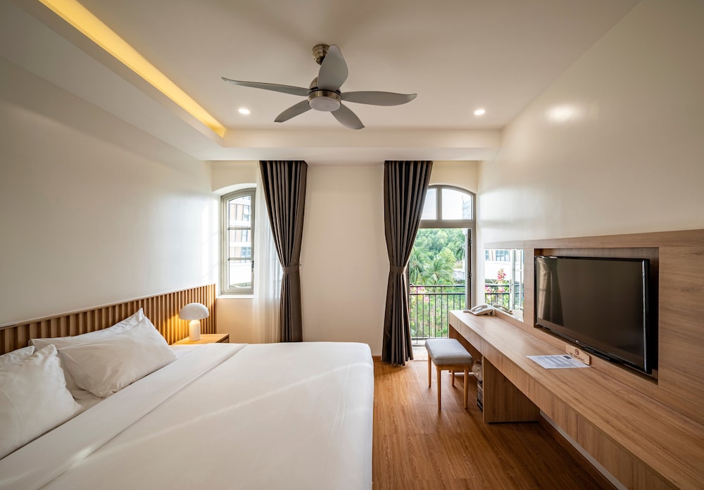 PREMIER, KING BED, BALCONY