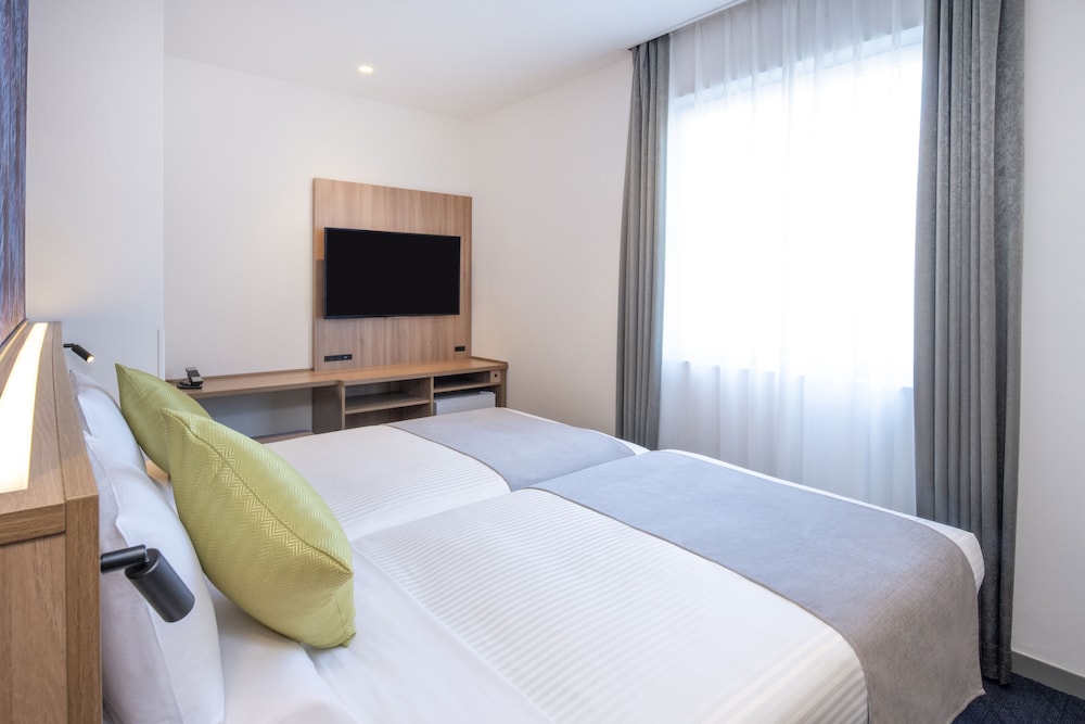 STANDARD, TWIN BEDS, NO CLEANING SERVICES