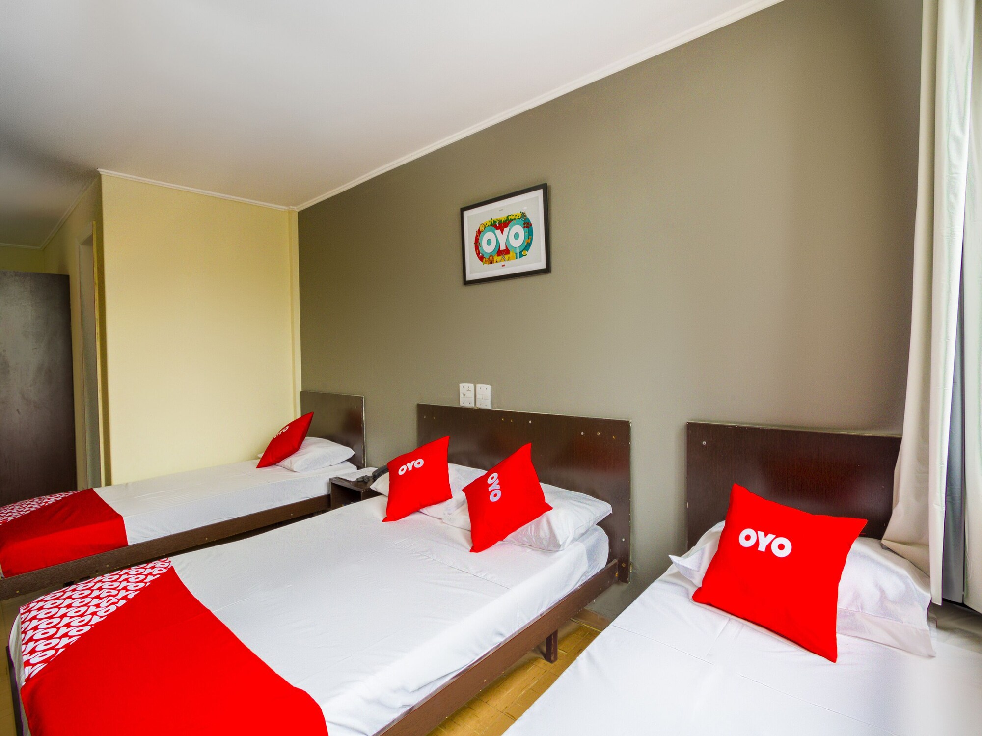ROOM, QUADRUPLE, MULTIPLE BEDS
