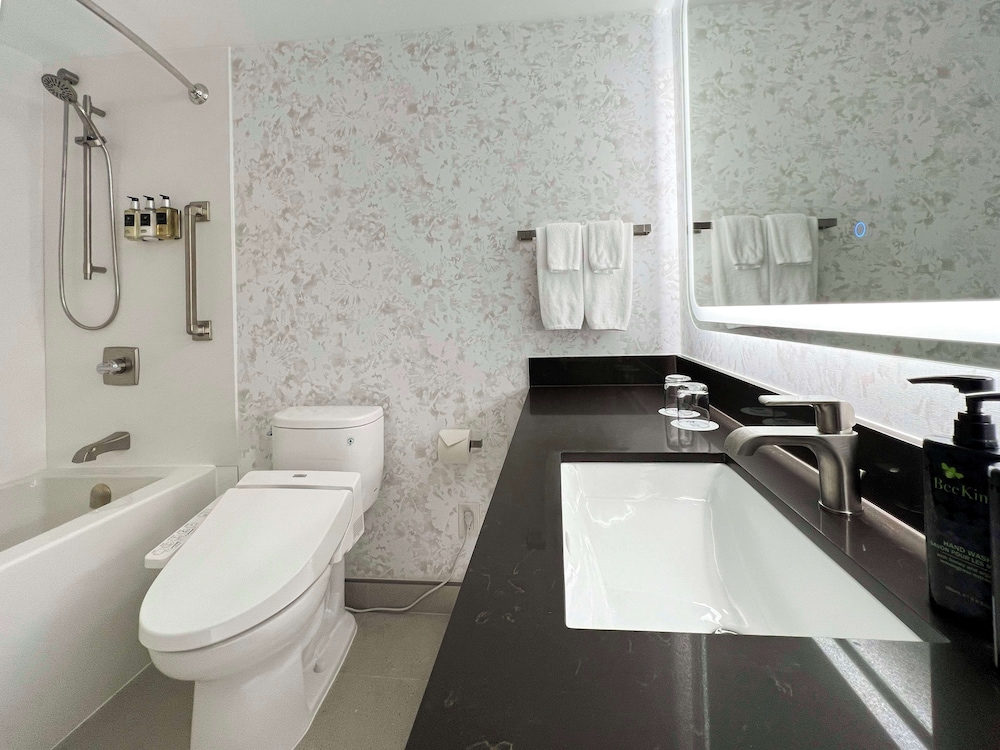 Coast, King Bed، Coast Victoria Hotel Marina By Apa 8/8